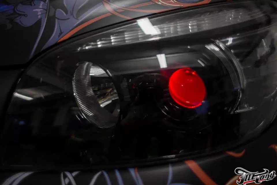 Toyota Rav4. Окрас масок фар, подсветка линз, добавили графику на кузов.